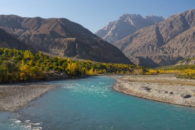 Sonbahar sezonu, Ghizer, Pakistan, Asya Gupis vallay mavi nehir