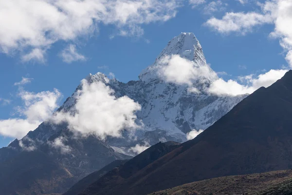 Ama Dablam Everest bölgesi, Nepal, Asya Tengboche Köyü'nde bir sabah bulutlar tarafından çevrili
