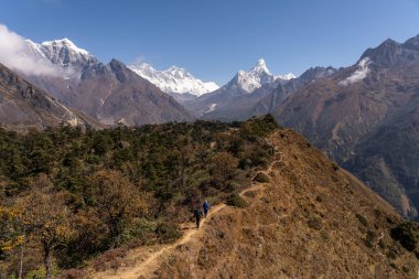 Everest trekking güzergahı, Himalaya dağ, Nepal, Asya ridge yürüyüşçülerin yürü