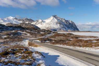 Güzel manzaralı yola Eggum Lofoten Adalar, Norveç, İskandinavya, Europe