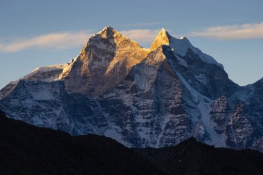 Görünümünde Mount Kangtega gündoğumu, Himalaya Dağları, Nepal. Sagarmatha Milli Parkı, Asya