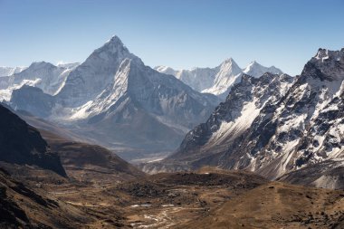 Mount Ama Dablam Himalaya Dağları aralığı, Everest bölgesi, Nepal, Asya geçişte Çola görüldü