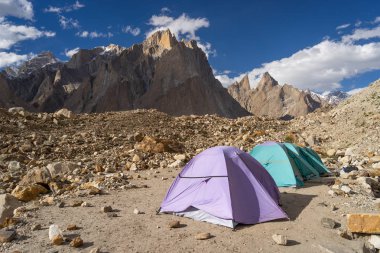 Merkez Khobutse kampına Trango Kulesi aile dağ, Karakurum aralığında, K2 önünde kamp trek, Pakistan, Asya