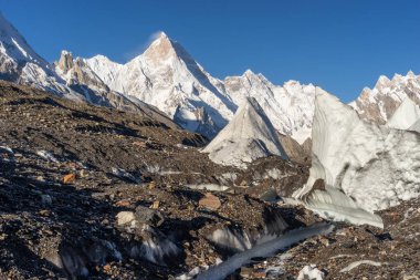 Masherbrum dağ tepe veya karakurum sıradağlarının K1, K2 Merkez kampına trek Pakistan, Asya
