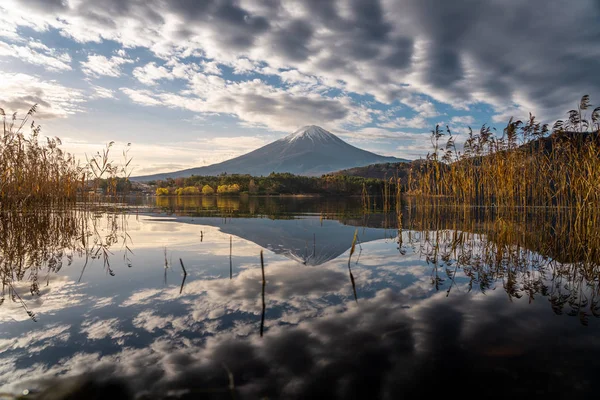 Reflejo de la montaña activa del volcán Fujisan en Japón —  Fotos de Stock