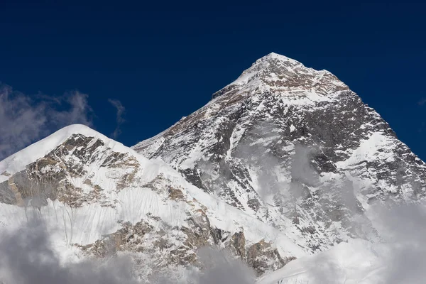 Everest bergstopp, högsta toppen i världsbild från Kalap — Stockfoto