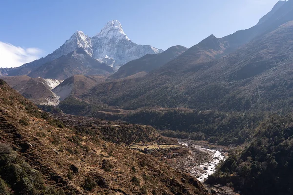 Ama dablam mountain, ikonischer Gipfel in der Everest Region Trekking rou — Stockfoto