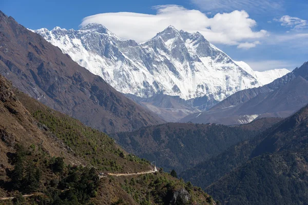 Cordillera del Himalaya en el camino al campamento base del Everest, Nep — Foto de Stock