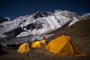 Manaslu devre Trek içinde Moonlight altında Dharamsala kamp sitesi