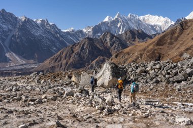 Larkya geçişi arasında Bimthang köyüne yürüyüş yolu, Manaslu 