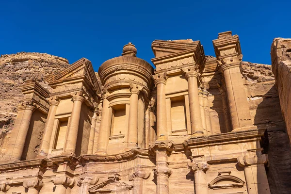 El Monasterio de Petra, una de las siete maravillas del mundo, Jorda — Foto de Stock