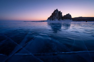 Shaman rock, güzel bir Mornin Olkhon adasında kutsal taş