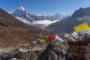 Everest bölgesinde Thukla geçişi Himalayalar Sıradağları görünümü