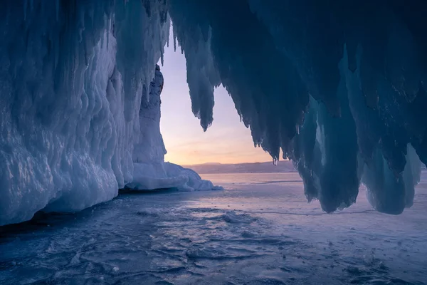 Ледовая пещера в озере Байкал в зимний сезон на закате, Россия, Сибе — стоковое фото