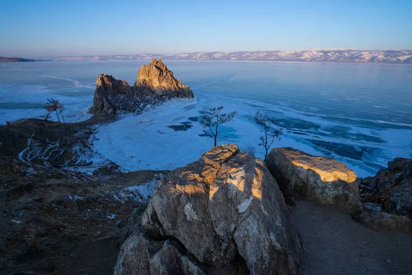 Озеро Байкал с Шаманской скалой утром, Сибирь, Россия — стоковое фото