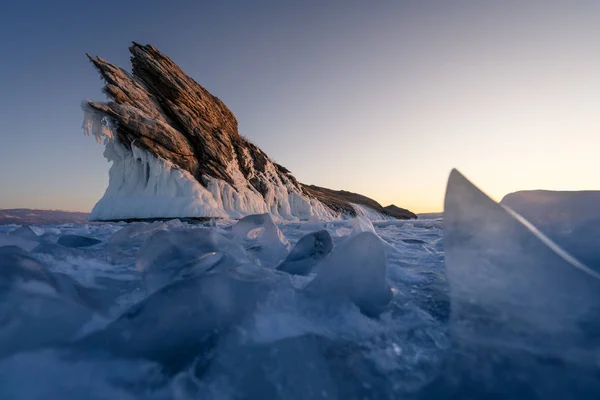 Ogoy Insel im zugefrorenen Baikalsee in der Wintersaison an einem Morgen — Stockfoto