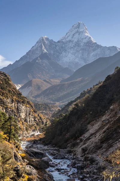 Ama Dablam mountain peak, iconic peak in Khumbu region or Everes — Stock Photo, Image