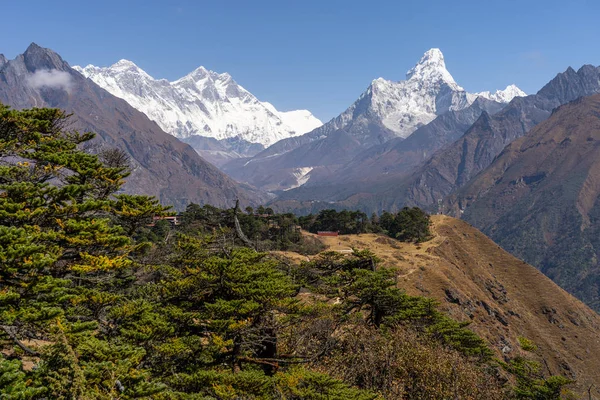 Cordillera del Himalaya incluyendo Everest, Nuptse, Lhotse, y — Foto de Stock