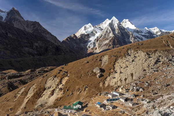 Blick von oben auf das Khare-Dorf vor dem Aufstieg zum Mera-Gipfel, Everest — Stockfoto