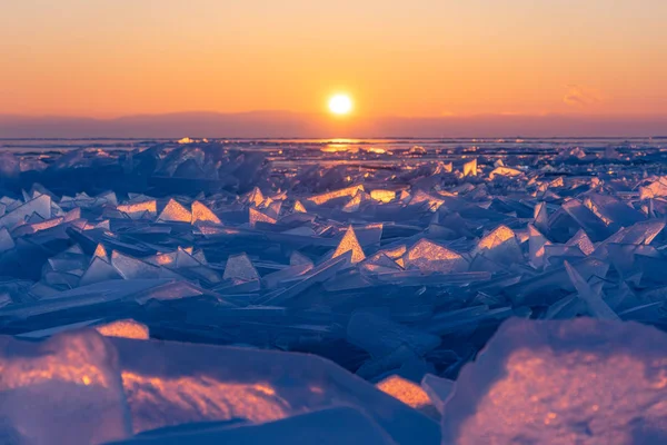 Východ slunce na Baikalské zamrzlé jezero v zimní sezóně, Olkhon, S — Stock fotografie