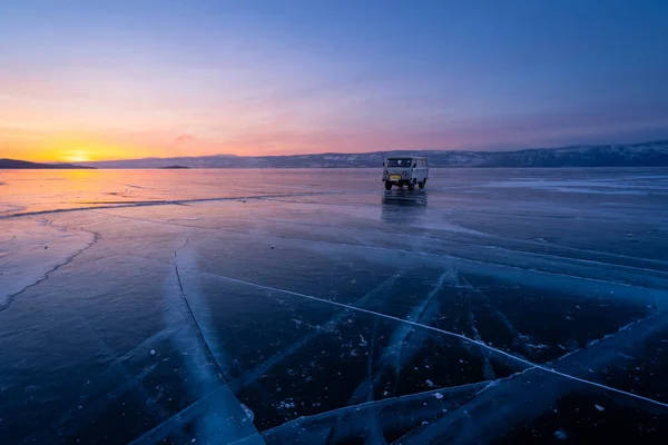 Belo pôr do sol no lago Baikal na temporada de inverno, Ilha Olkhon , — Fotografia de Stock