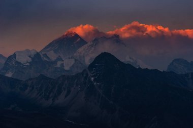 Everest dağ zirvesinde gün batımı dünyanın en yüksek zirvesi, Himal