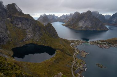 Lofoten Reinebrigen dağ zirvesinin tepesinden güzel görünümü 
