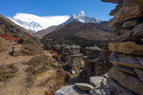 Everest ana kamp, Himalayalar dağ, Ne yol boyunca Stupa — Stok fotoğraf