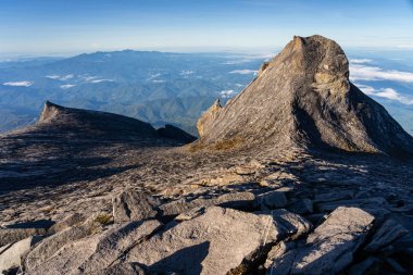 Borne Kinabalu dağ masifLow zirve zirvesinden görünümü