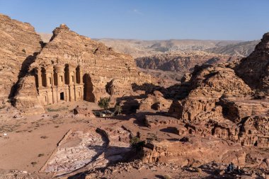 Petra antik kentindeki Manastır'ın en iyi görünümü, yedi wo'dan biri