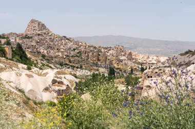 Uçhisar kalesi, yaz sezonunda Kapadokya'nın en yüksek noktası, ce