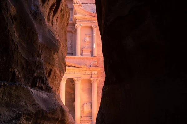 Hazine veya Al Khazneh Petra antik ve rui Siq gelen — Stok fotoğraf