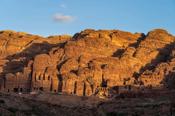 Petra ancienne et ruine ville du royaume de Nabateans au coucher du soleil, Jord — Photo