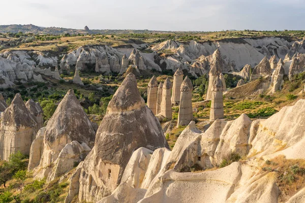 Hermosa mañana en el valle del Amor, ciudad de Goreme en Capadocia, centro — Foto de Stock