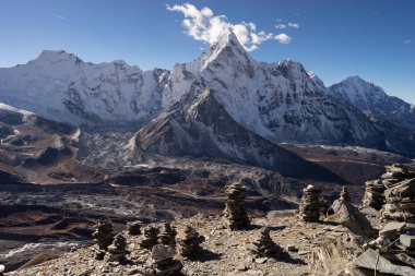 Chukung Ri bakış açısının tepesinden Ama Dablam dağ tepe görünümü,