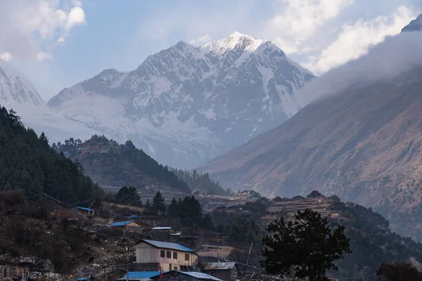 Manaslu devre trek Lho köyü, Himalayalar dağ, N — Stok fotoğraf