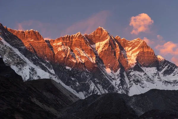 Η κορυφή του βουνού Lhotse, η πιο υψηλή κορυφή στον κόσμο στο Hiμαλαισιανά — Φωτογραφία Αρχείου