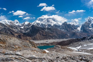 Himalaya dağlarının manzarası Renjo la pass Everest ana kamp yürüyüş rotası, Nepal, Asya