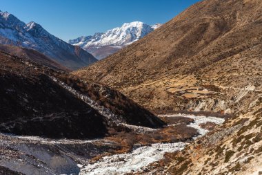 Dağların ve nehrin güzel manzarası Everest ana kampı yürüyüş rotası, Himalaya dağları Nepal, Asya sıradağları