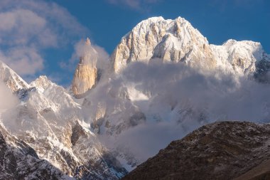 Ultar Sar dağ zirvesi ve Lady finger dağ zirvesi manzarası bir sabah Hunza Vadisi 'nden, Karakoram dağları Gilgit Baltistan bölgesi, Pakistan, Asya
