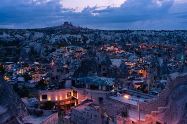 Goreme kasabası, yaz mevsiminde Kapadokya platosunda gün batımından sonra güzel bir alacakaranlıkta Türkiye, Asya 'nın orta Anadolu' da.