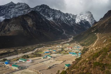 Thame köyünün güzel manzarası bir sabah Himalaya dağlarıyla çevrili Everest ana kampı yürüyüş rotası, Nepal, Asya