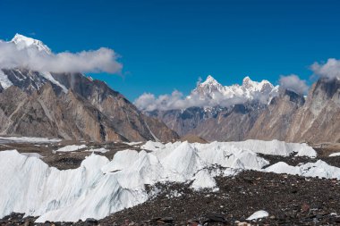 Karakoram dağları ile çevrili Baltoro buzulu K2 ana kamp yürüyüş rotası, Gilgit Baltistan, Asya
