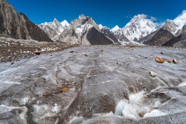 Karakoram dağlarındaki Vigne buzulu ve K2 dağ zirvesi, K2 ana kamp yürüyüş rotası, Pakistan, Asya