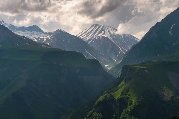 Kafkasya Dağlarının Güzel Manzarası Yaz Mevsiminde Gün Batımında Gudauri Kasabası — Stok fotoğraf