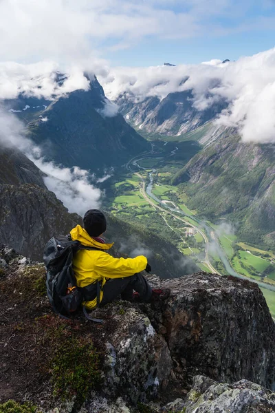 Homem Viajante Sentado Rocha Olhando Para Montanhas Rio Romsdalseggen Trilha — Fotografia de Stock