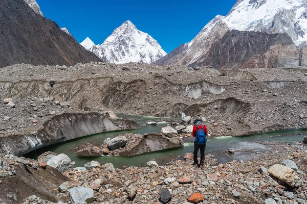 Ein Trekker Fuß Zum Basislager Karakorum Gebirge Pakistan Asien — Stockfoto