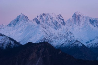 Karakoram dağları üzerinde akşam gün batımı Hunza Vadisi, Gilgit Baltistan, Pakistan, Asya manzarası