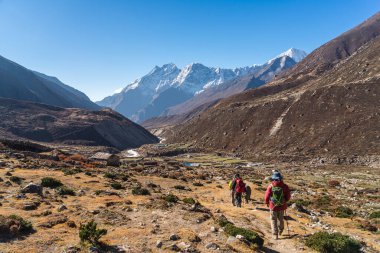 Himalaya dağları, Nepal, Asya 'daki dağlarla çevrili Everest ana kampında yürüyüş yapan gezginler.