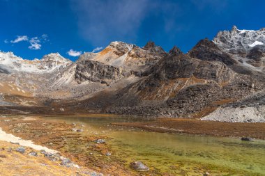 Himalaya dağlarıyla çevrili küçük göl Renjo la pass 'ı geçtikten sonra, Everest ana kampı yürüyüş rotası, Nepal, Asya